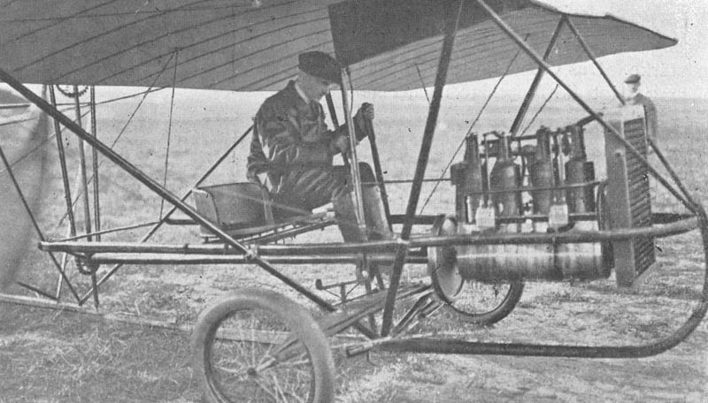 Pilot Dorner in seinem Flugzeug bei der Berliner Flugwoche