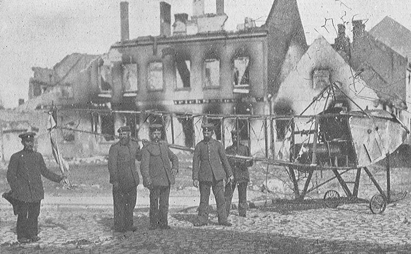 Erobertes russisches Flugzeug auf dem Marktplatz in Neidenburg im Ersten Weltkrieg