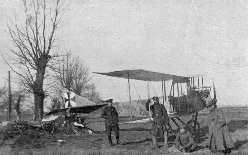 Deutsches Flugzeug mit Mannschaft im Ersten Weltkrieg