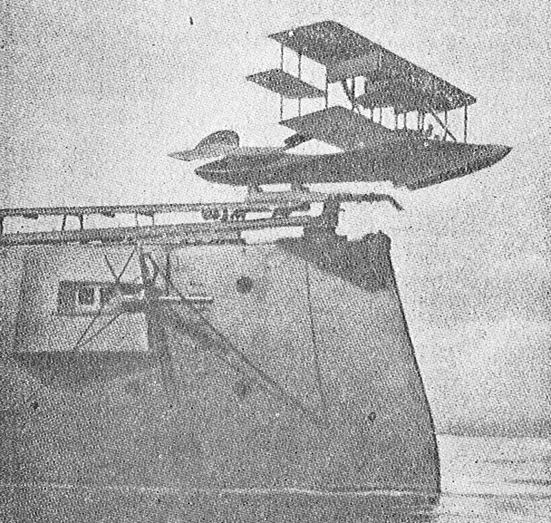 Wasserflugzeug auf dem US-amerikanischen Panzerkreuzer Nord-Carolina