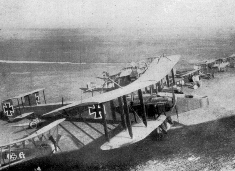 Erbeutete feindliche Flugzeuge mit deutschen Hoheitskennzeichen, u.a. Handley-Page-Großflugzeug